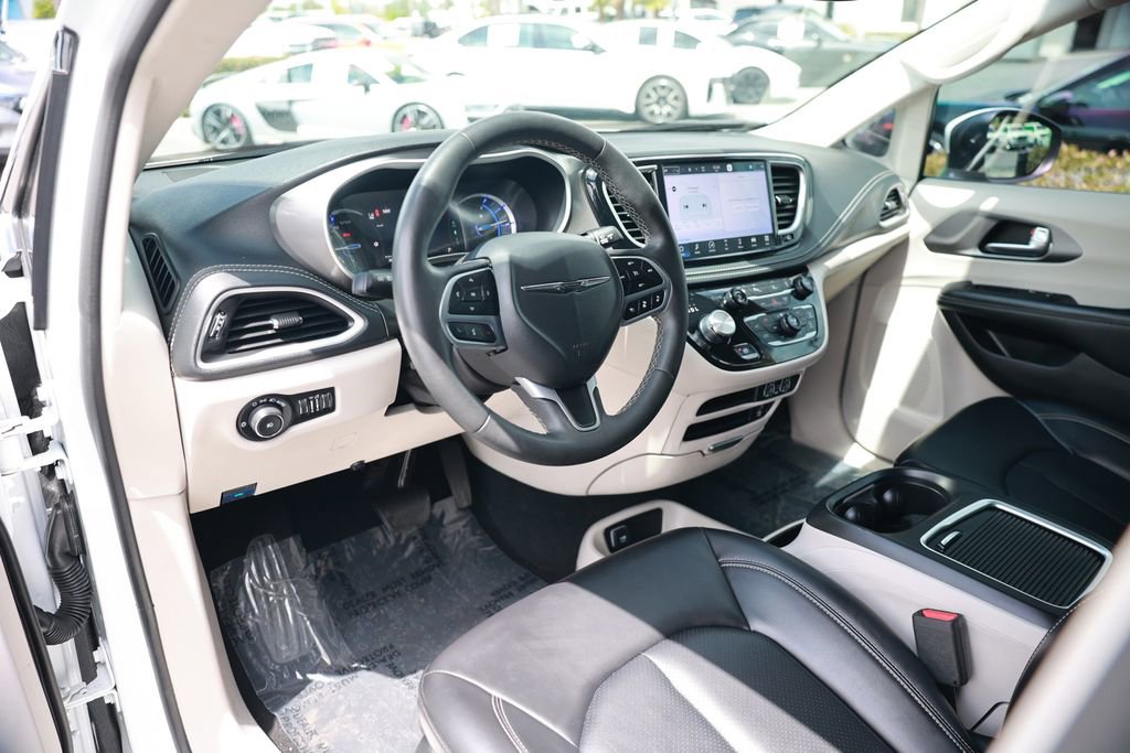 Used 2023 Chrysler Pacifica Touring-L w/ Uconnect Theater Family Group FWD image 16