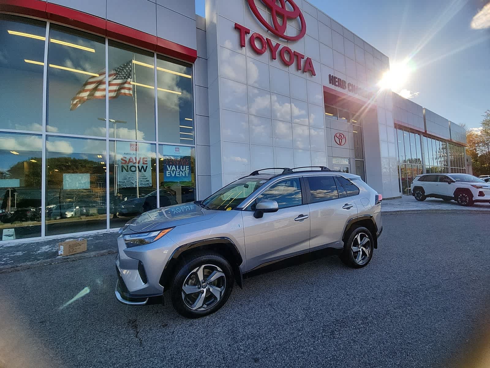 Used 2022 Toyota RAV4 SE w/ Weather & Moonroof Package AWD/4WD image 24