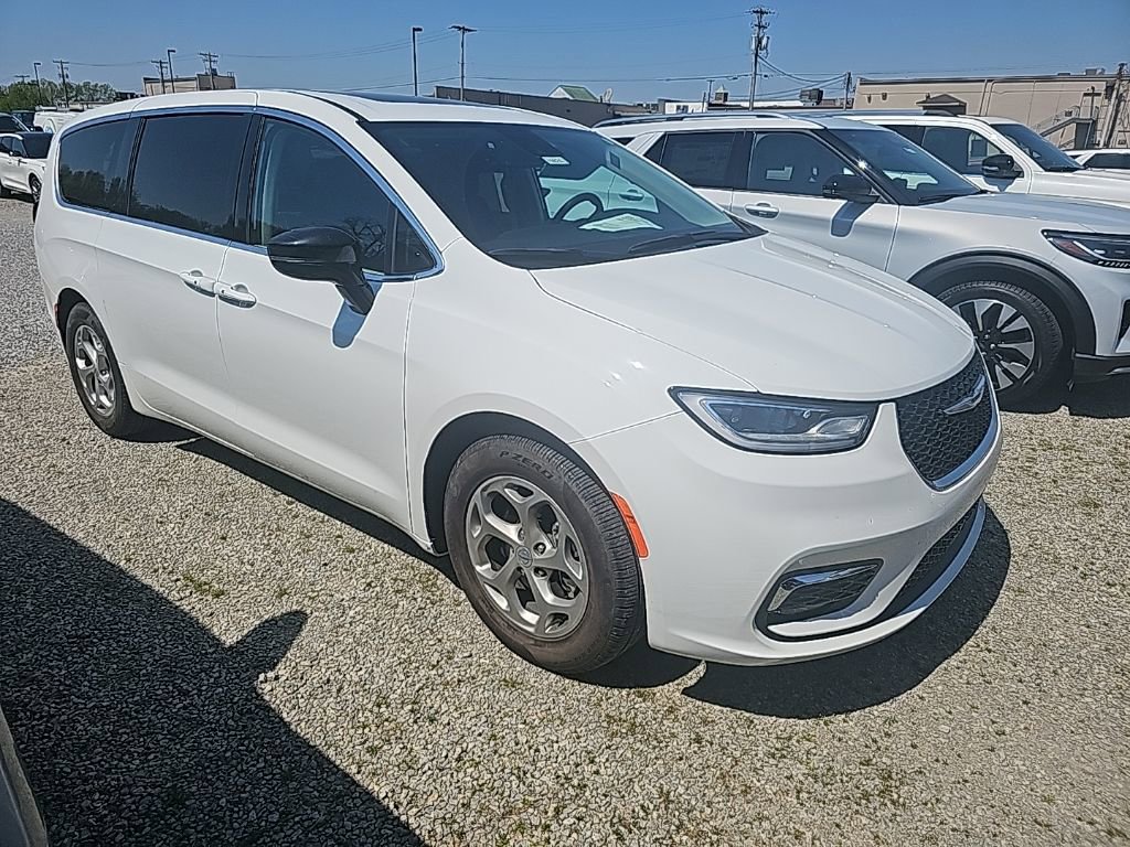 Used 2024 Chrysler Pacifica Limited image 6