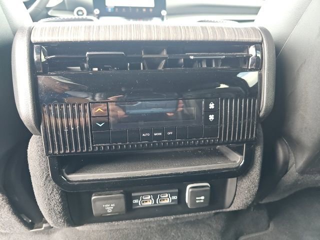 Used 2024 Jeep Wagoneer Series II w/ Flexible Seating Group image 28