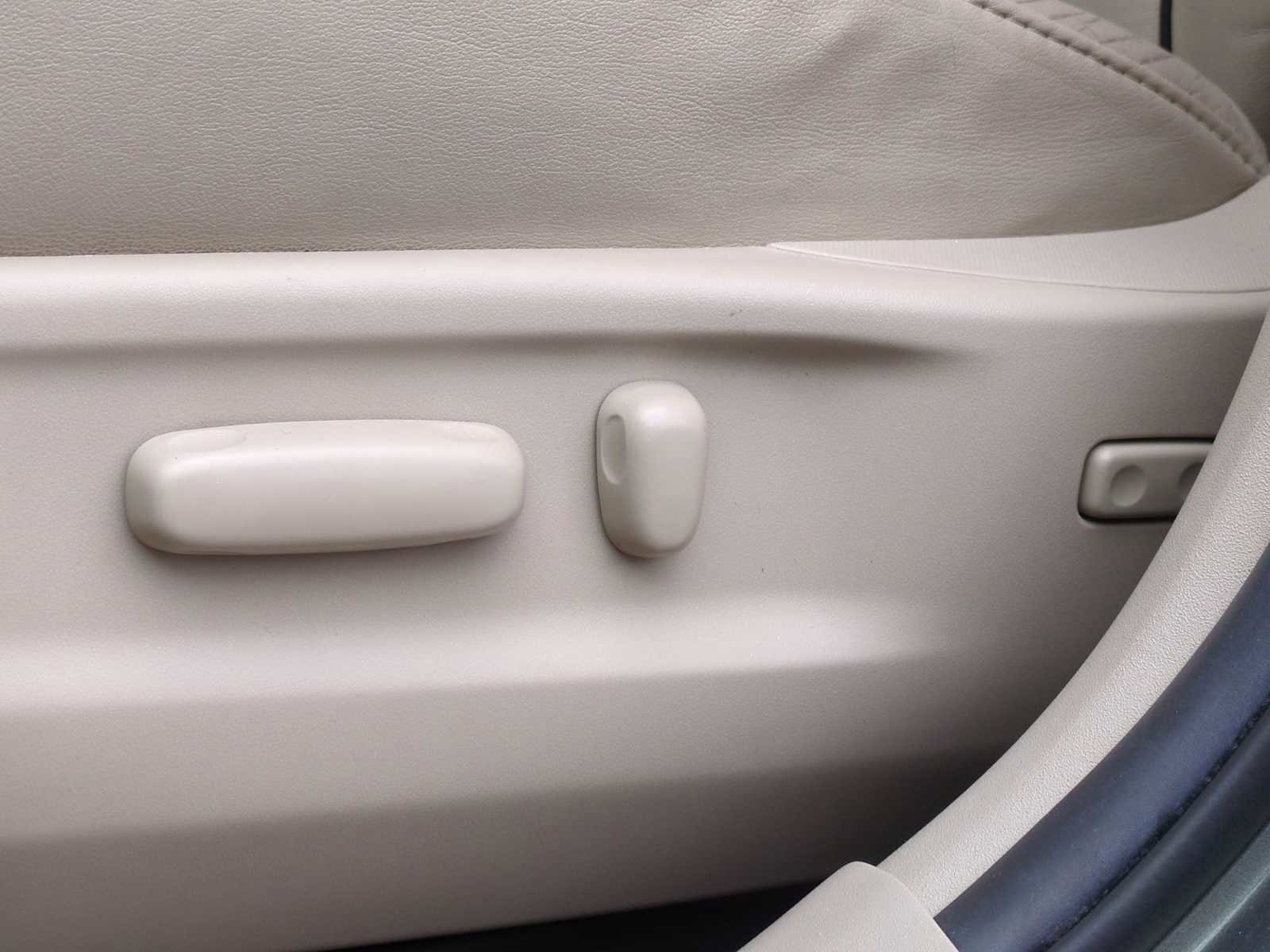 Used 2013 Toyota Venza XLE image 17