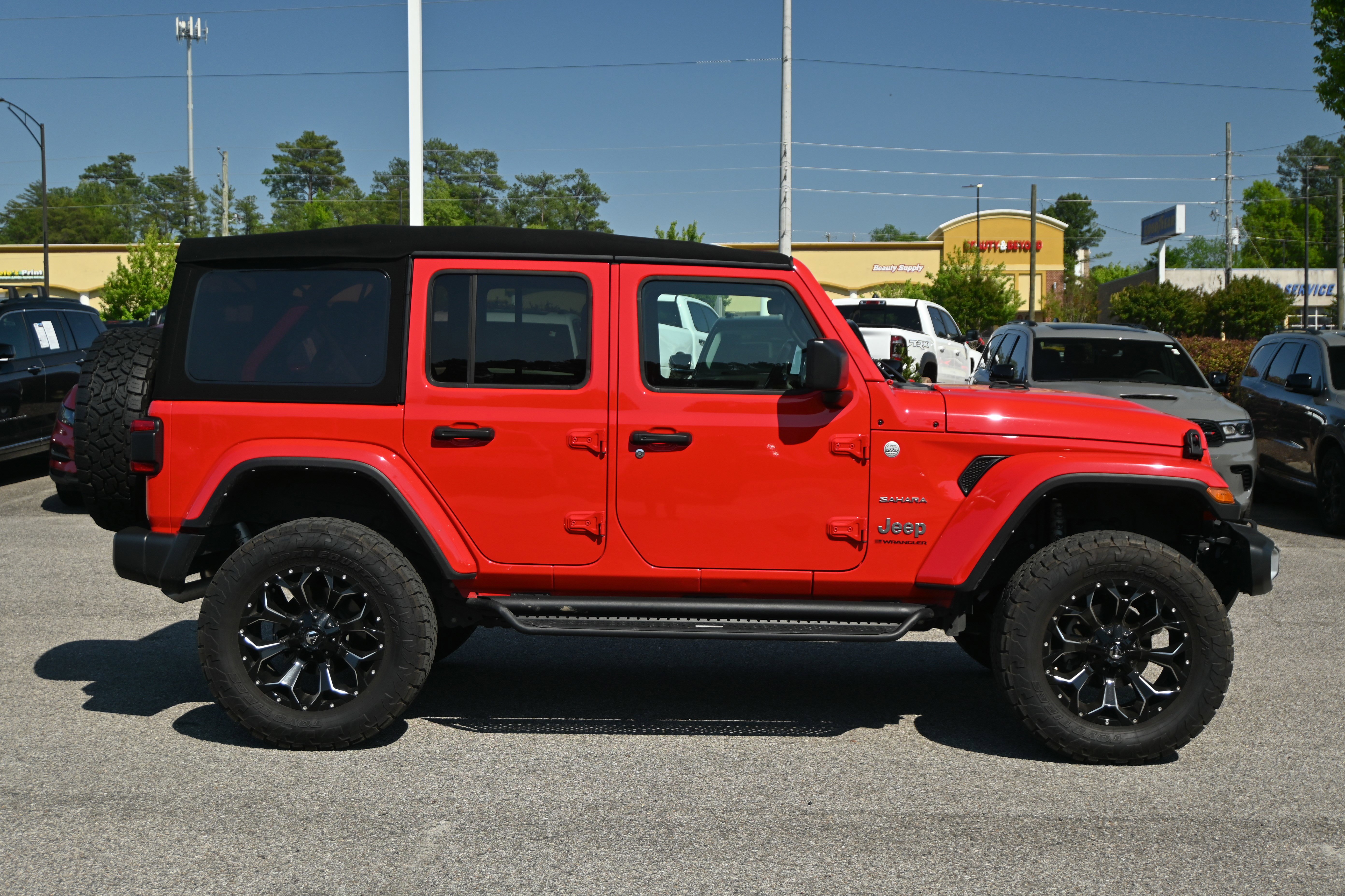 Used 2024 Jeep Wrangler Sahara w/ Safety Group image 16