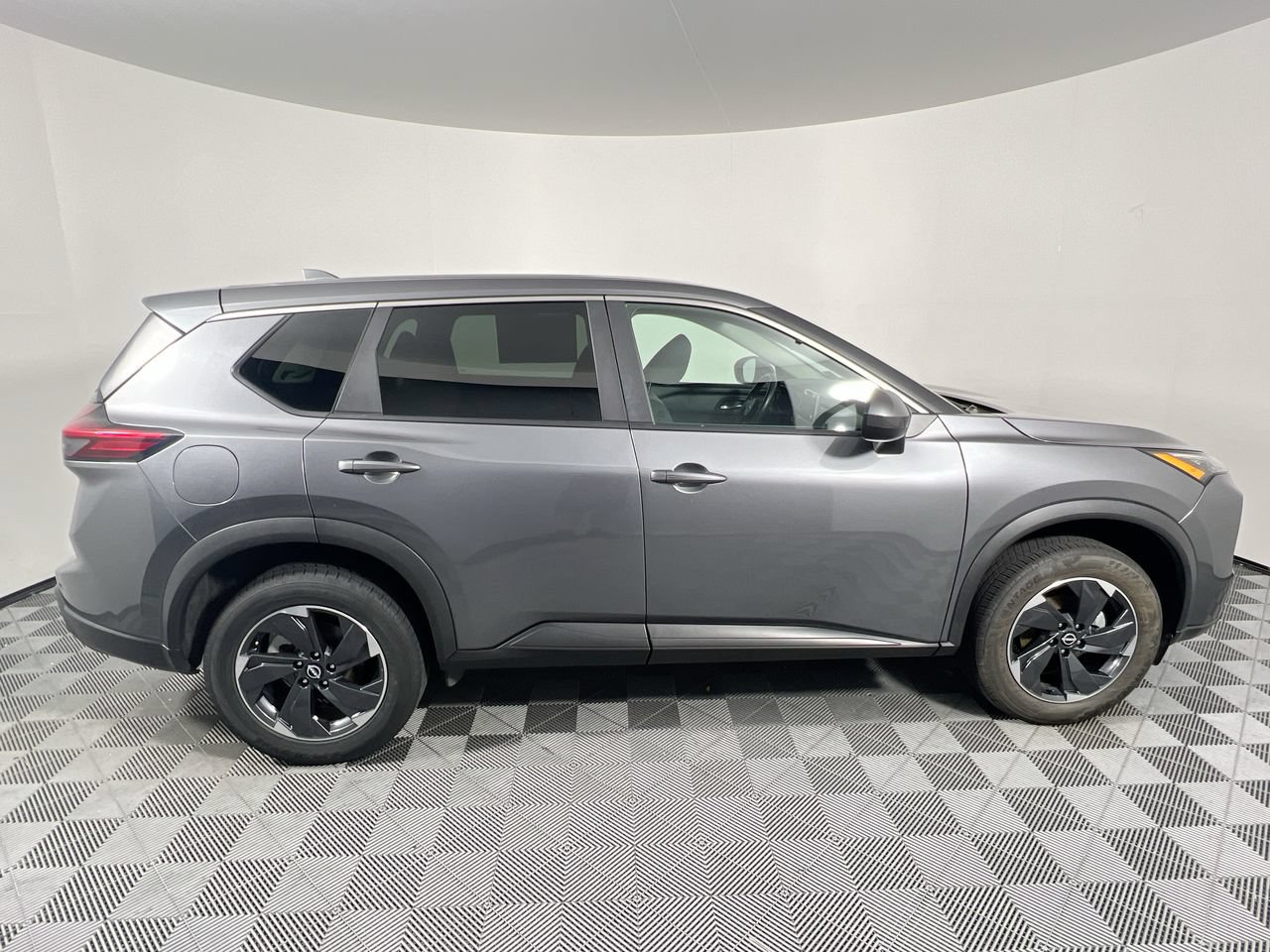 Used 2024 Nissan Rogue SV FWD image 2