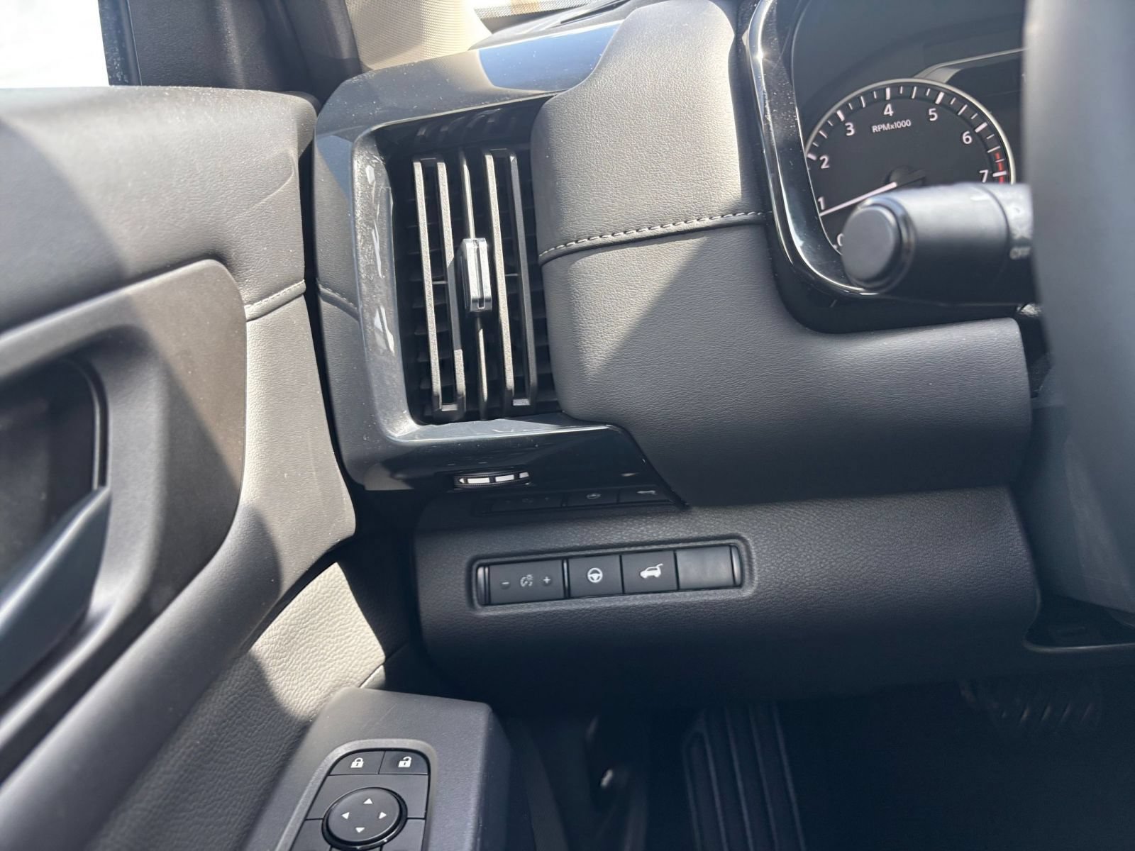 Used 2026 Nissan Pathfinder SV FWD image 37