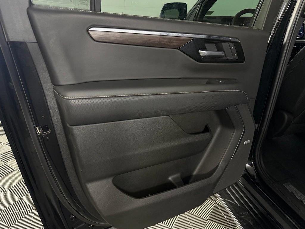 Used 2026 Chevrolet Suburban Premier AWD/4WD image 26
