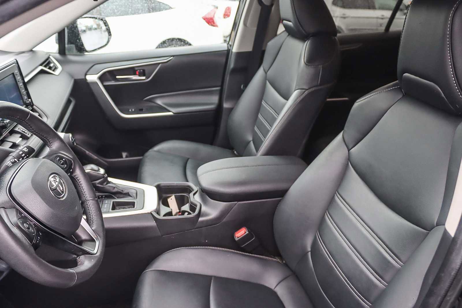 Used 2021 Toyota RAV4 XLE Premium image 17