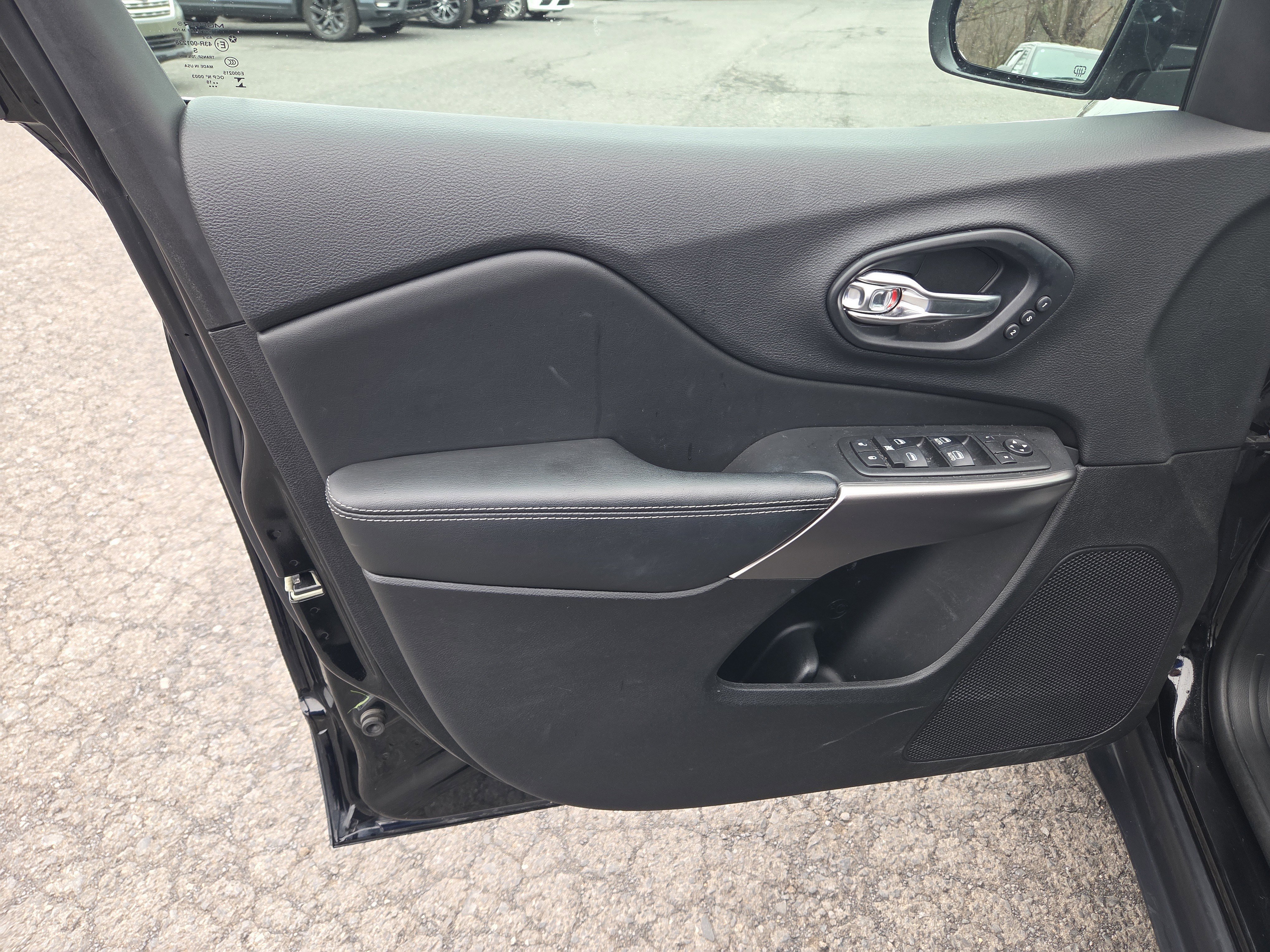 Used 2019 Jeep Cherokee Limited image 15