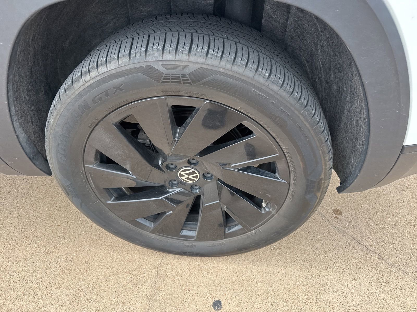 Used 2024 Volkswagen Atlas Cross Sport SE w/ Panoramic Sunroof Package image 10