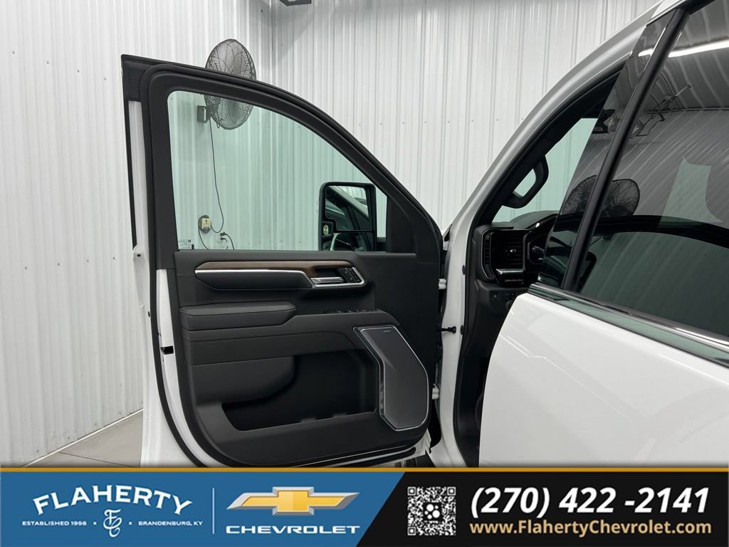 Used 2025 Chevrolet Silverado 2500 High Country w/ High Country Premium Package AWD/4WD image 8