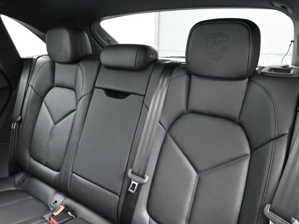 Certified 2026 Porsche Macan image 6
