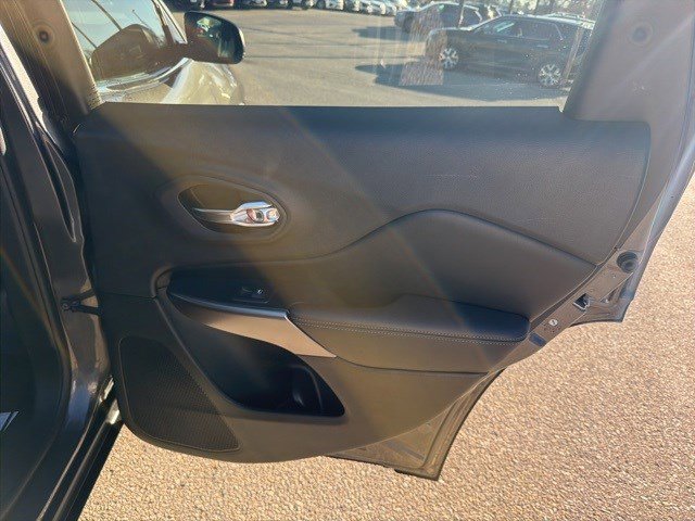 Used 2020 Jeep Cherokee Limited w/ Technology Group image 15