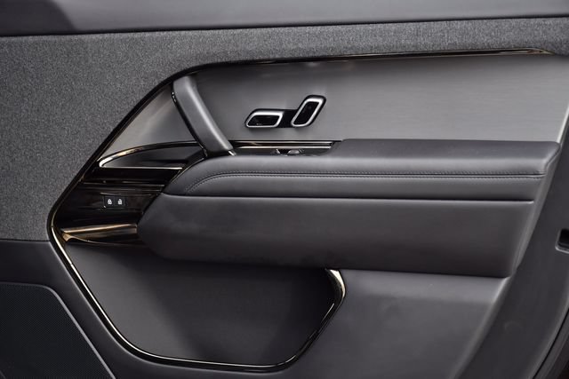 Used 2025 Land Rover Range Rover Sport SE AWD/4WD image 28