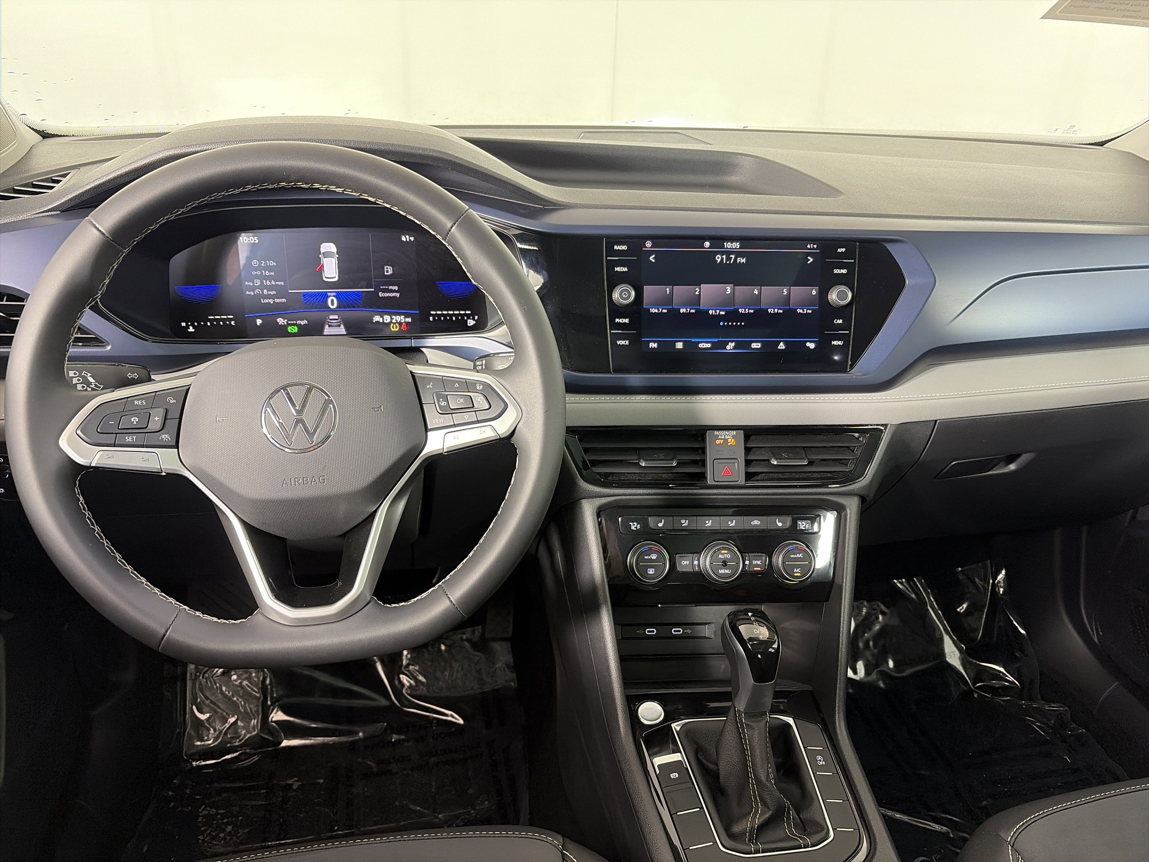 Used 2024 Volkswagen Taos SE w/ Panoramic Sunroof Package image 3