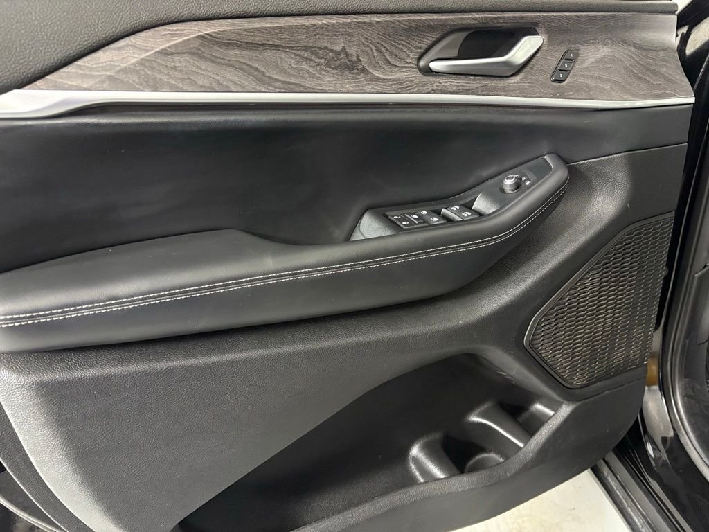 Used 2024 Jeep Grand Cherokee L Limited w/ Luxury Tech Group II AWD/4WD image 14