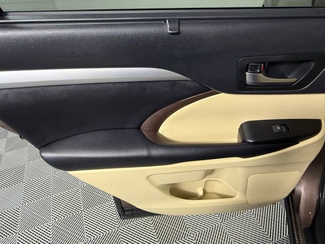 Used 2019 Toyota Highlander XLE FWD image 34