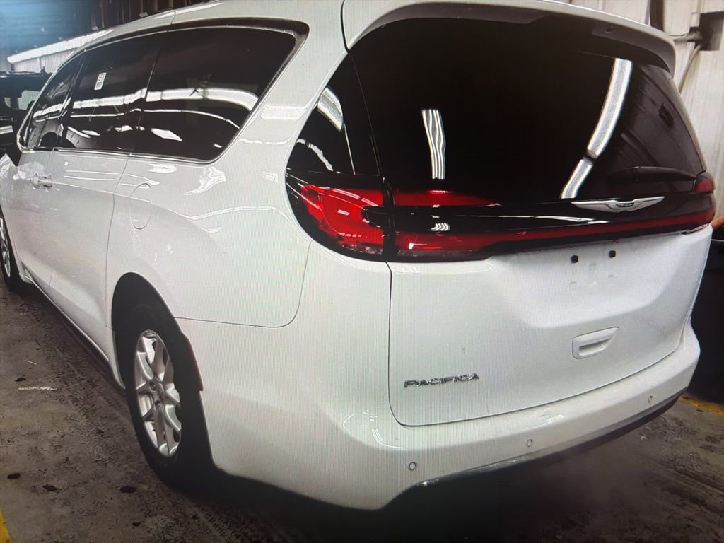 Used 2023 Chrysler Pacifica Touring-L image 3