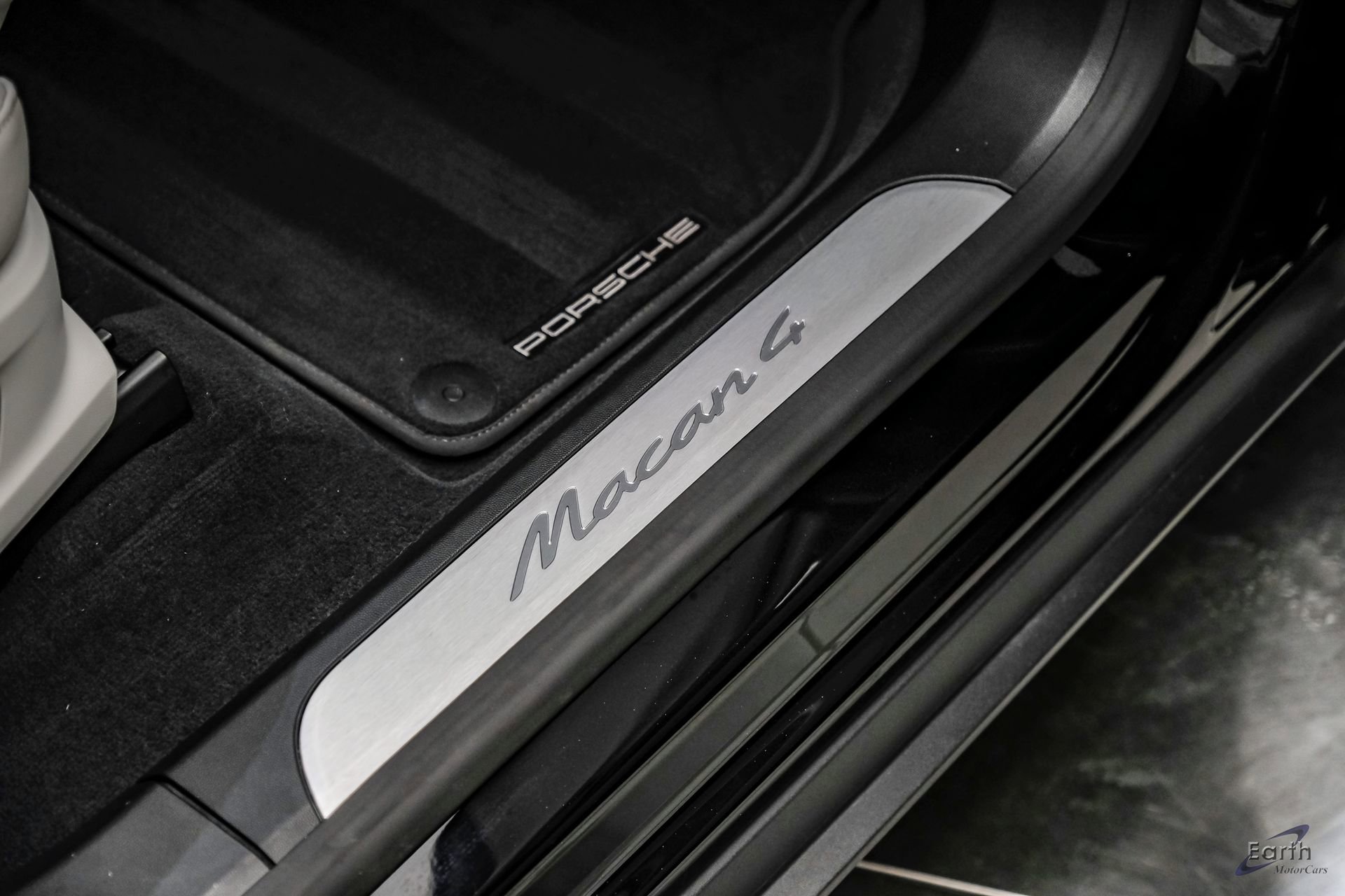 Used 2025 Porsche Macan 4 Electric AWD/4WD image 51