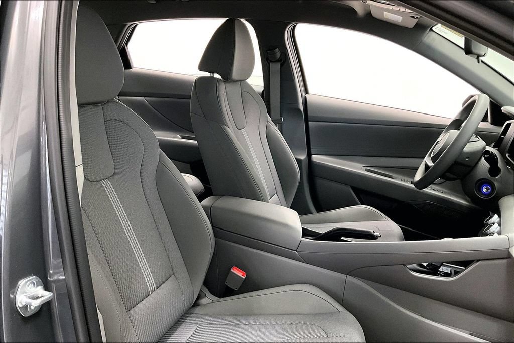 Certified 2024 Hyundai Elantra SE FWD image 7