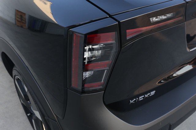 New 2025 Nissan Kicks SR FWD image 8
