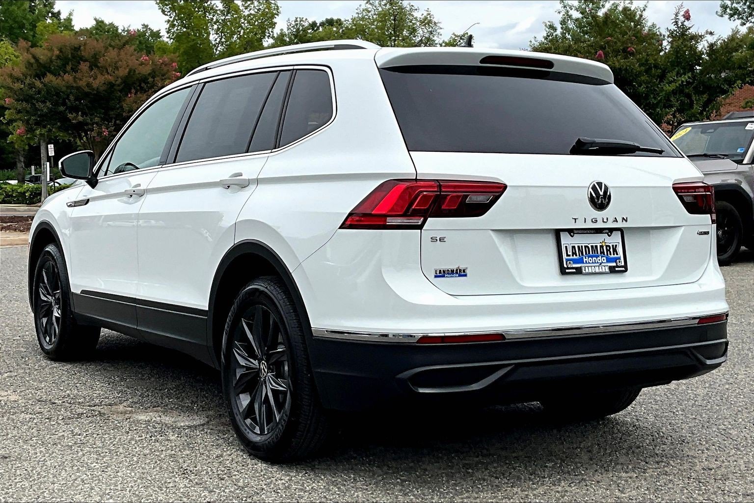 Used 2024 Volkswagen Tiguan SE w/ Panoramic Sunroof Package AWD/4WD image 12