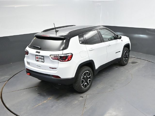 New 2026 Jeep Compass Trailhawk w/ Sun, Sound & Navigation Group AWD/4WD image 30