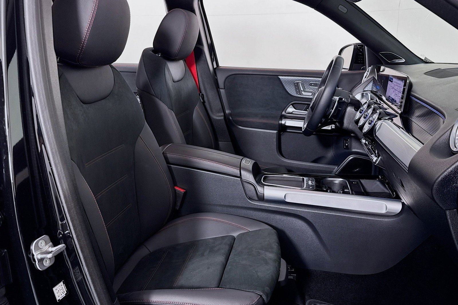 Certified 2025 Mercedes-Benz GLB 35 AMG 4MATIC image 8