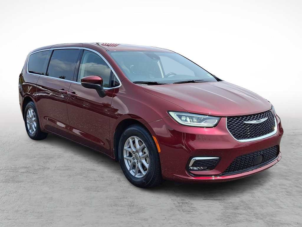 Used 2023 Chrysler Pacifica Touring-L w/ Uconnect Theater Family Group FWD image 7