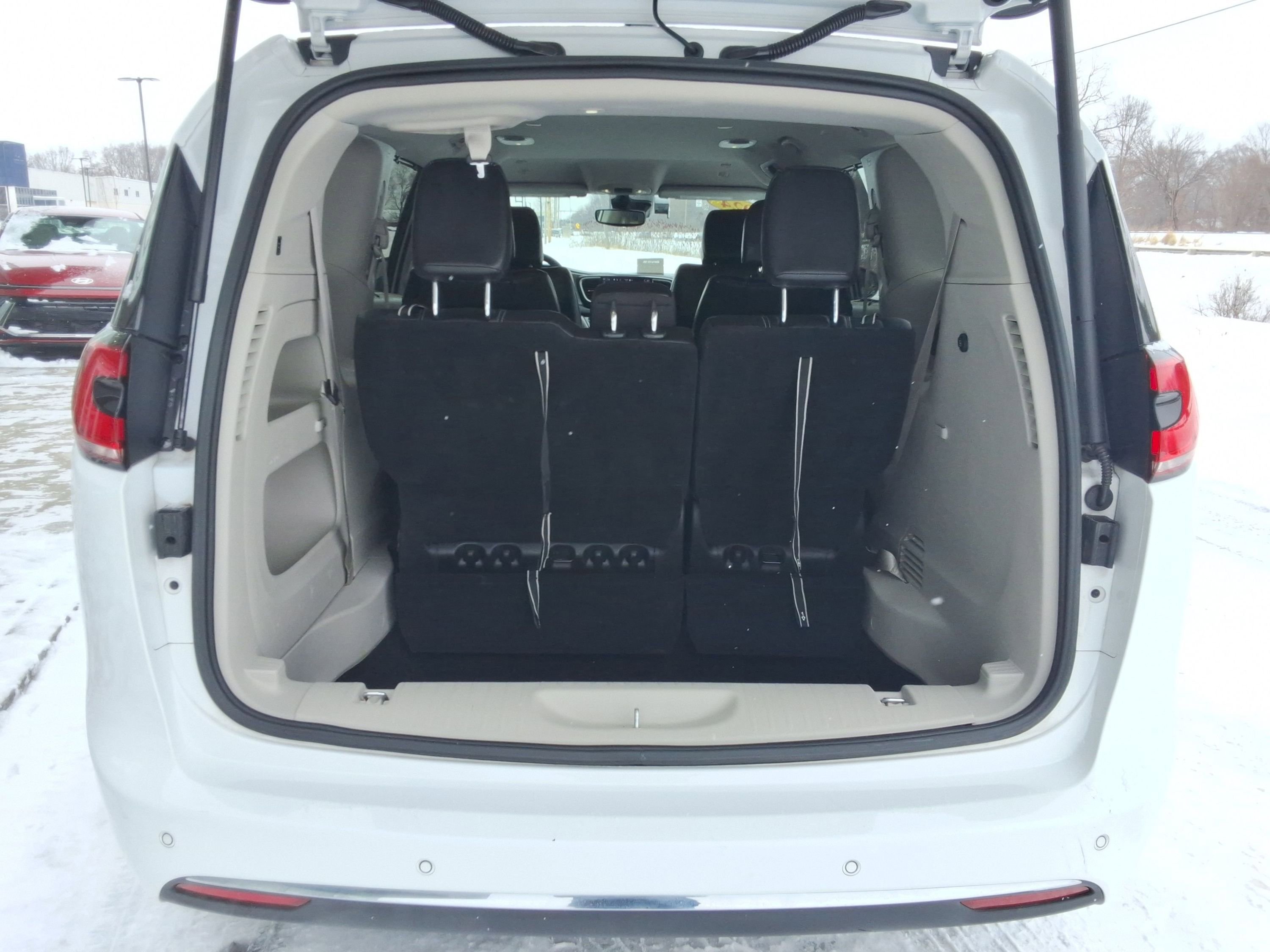 Used 2024 Chrysler Pacifica Touring-L image 29