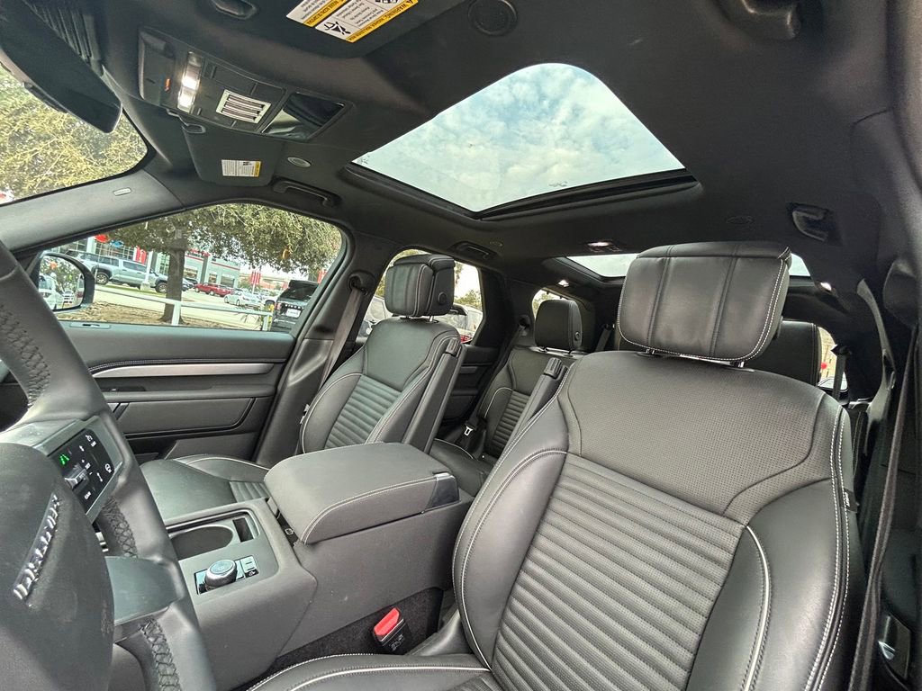 Used 2024 Land Rover Discovery Dynamic SE image 13