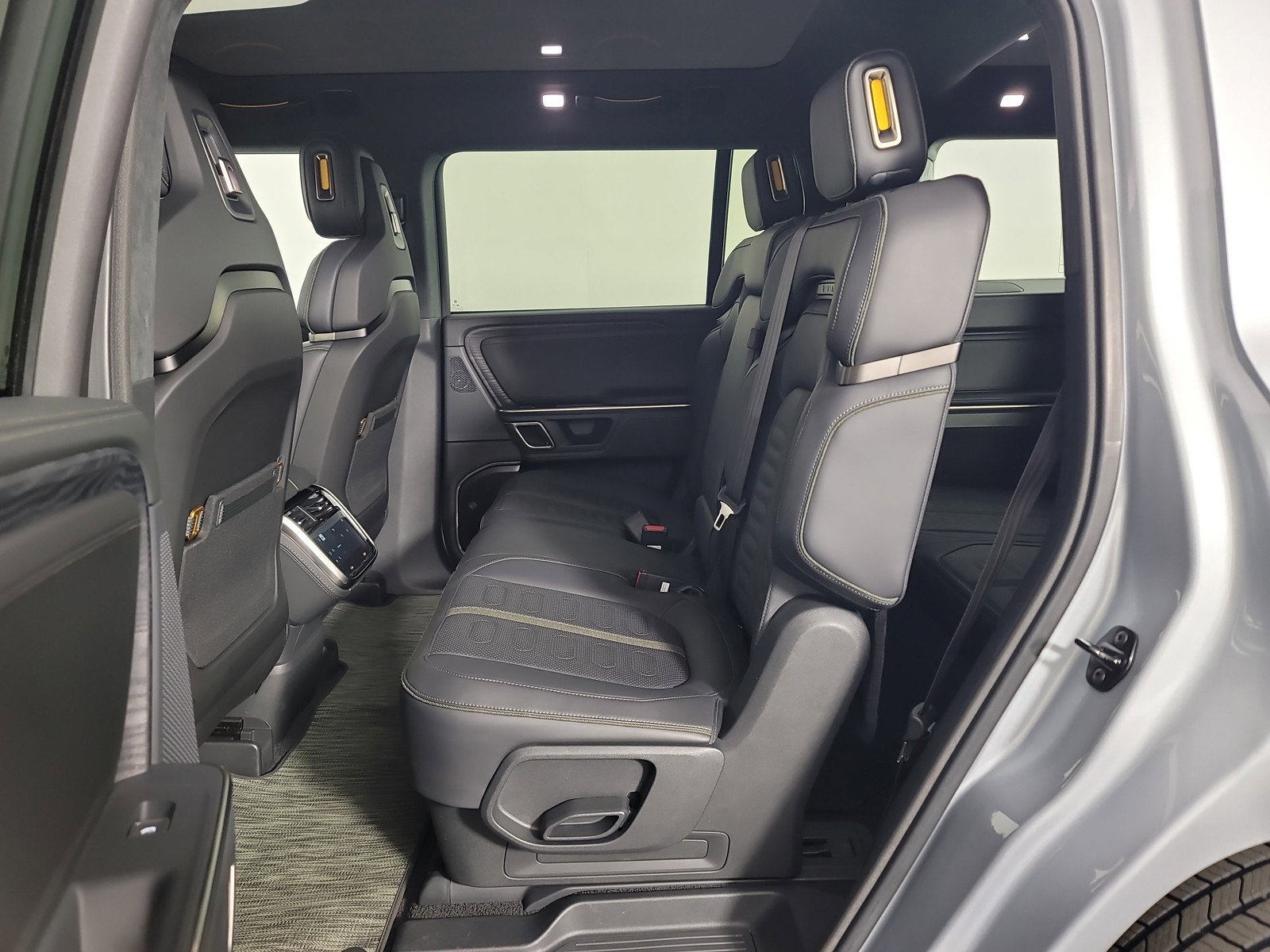 Used 2024 Rivian R1S Adventure AWD/4WD image 21