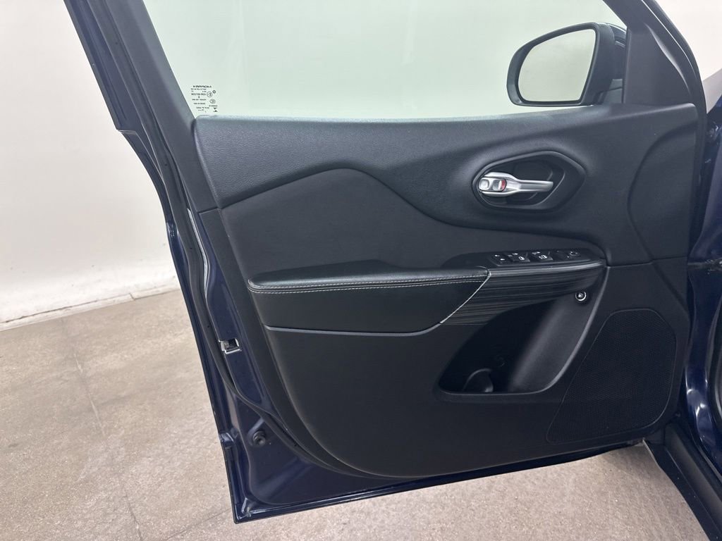 Used 2015 Jeep Cherokee Latitude w/ Comfort/Convenience Group image 31