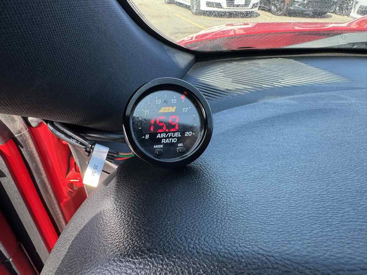 Used 2015 Dodge Challenger SRT image 26