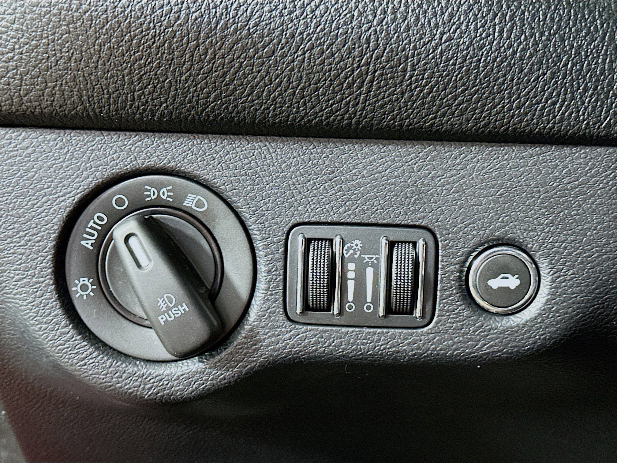 Used 2015 Dodge Challenger SXT Plus w/ Driver Convenience Group image 17