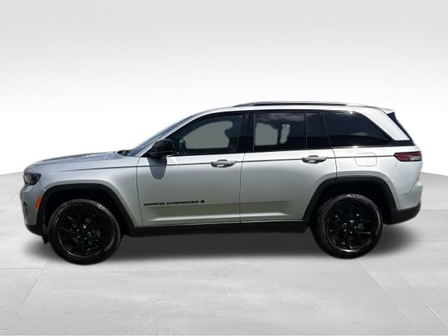 Used 2025 Jeep Grand Cherokee Altitude AWD/4WD image 13