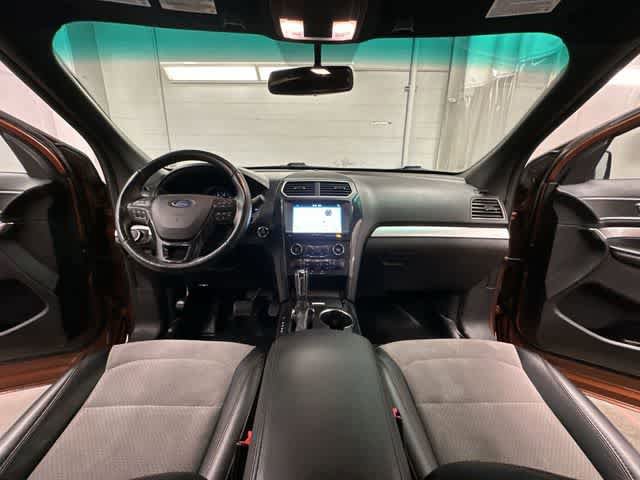 Used 2017 Ford Explorer XLT w/ Equipment Group 202A AWD/4WD image 19
