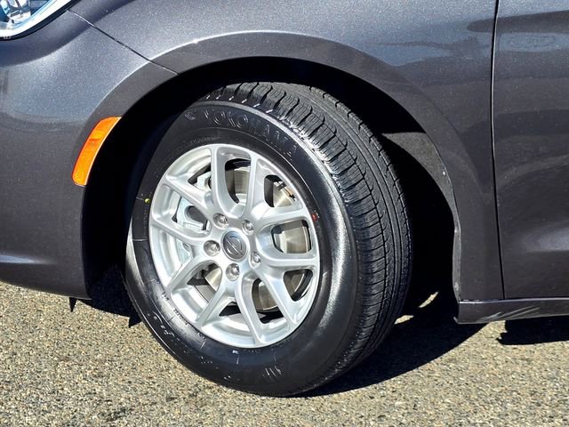 Certified 2023 Chrysler Pacifica Touring-L image 32