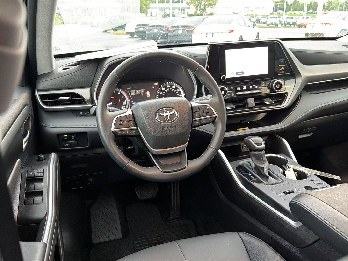 Certified 2025 Toyota Highlander XLE FWD image 19