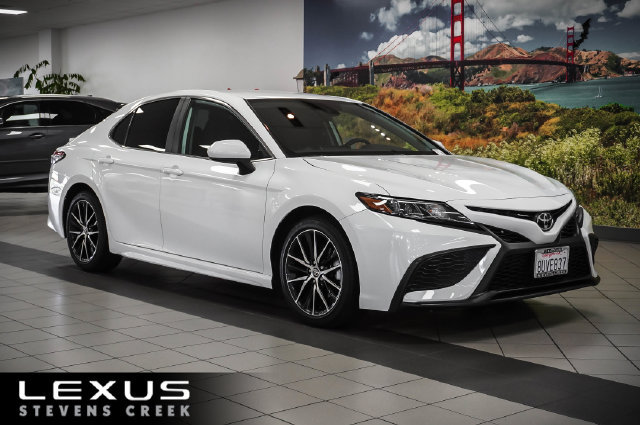 Used 2021 Toyota Camry SE FWD image 1