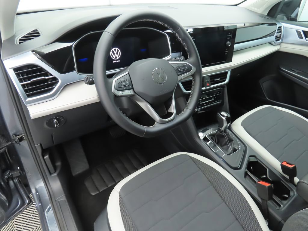 Used 2025 Volkswagen Taos SE w/ Panoramic Sunroof Package image 9