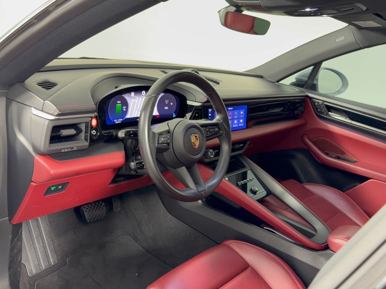 Certified 2024 Porsche Macan 4 Electric AWD/4WD image 4