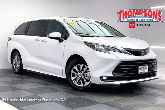 Used 2025 Toyota Sienna XLE image 1