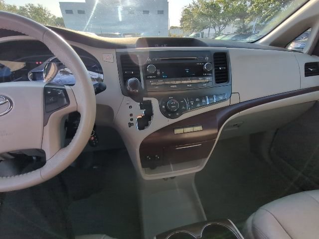 Used 2012 Toyota Sienna XLE image 7