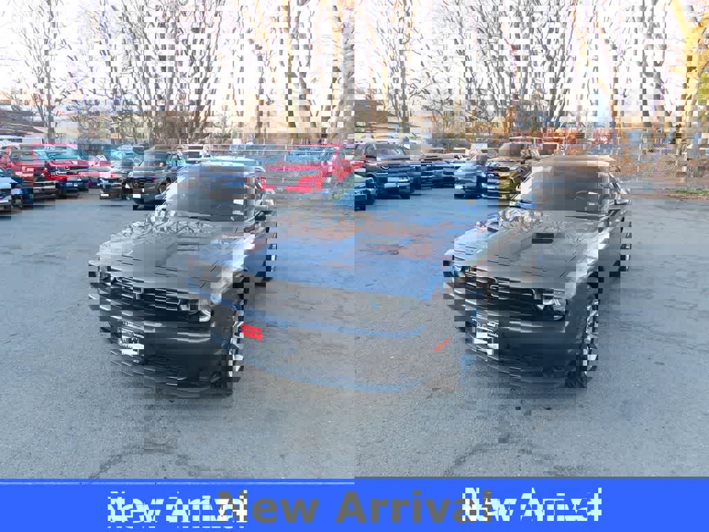 Used 2019 Dodge Challenger SXT image 1