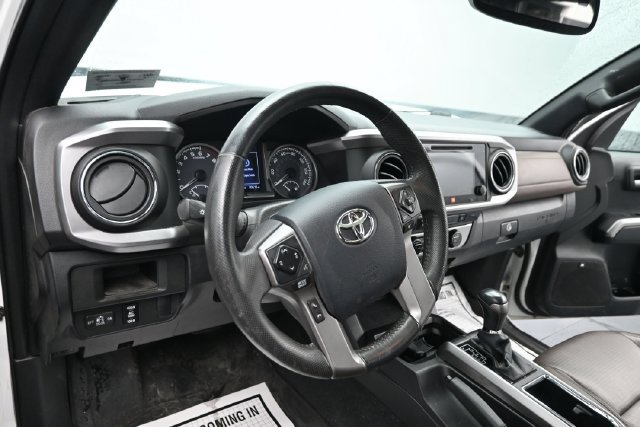Used 2016 Toyota Tacoma Limited w/ Towing Package AWD/4WD image 13
