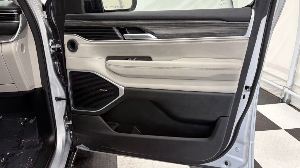 Used 2024 Jeep Wagoneer L Series II w/ Flexible Seating Group AWD/4WD image 28