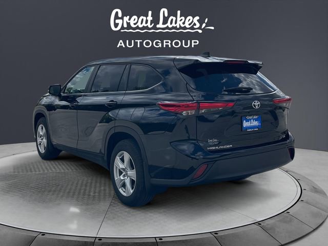 Used 2023 Toyota Highlander LE FWD image 3