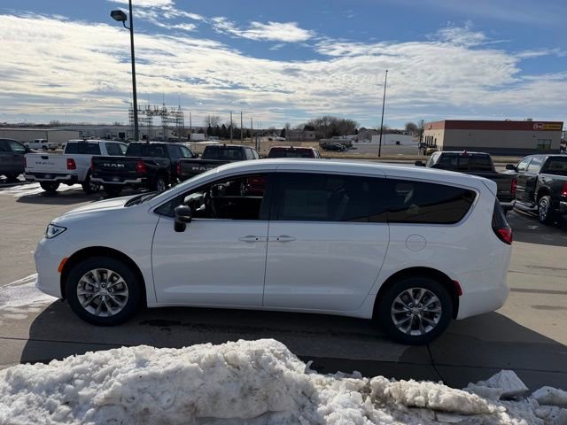 New 2026 Chrysler Pacifica Select AWD/4WD image 4