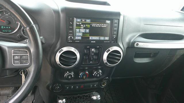 Used 2015 Jeep Wrangler Unlimited Rubicon w/ Connectivity Group AWD/4WD image 7