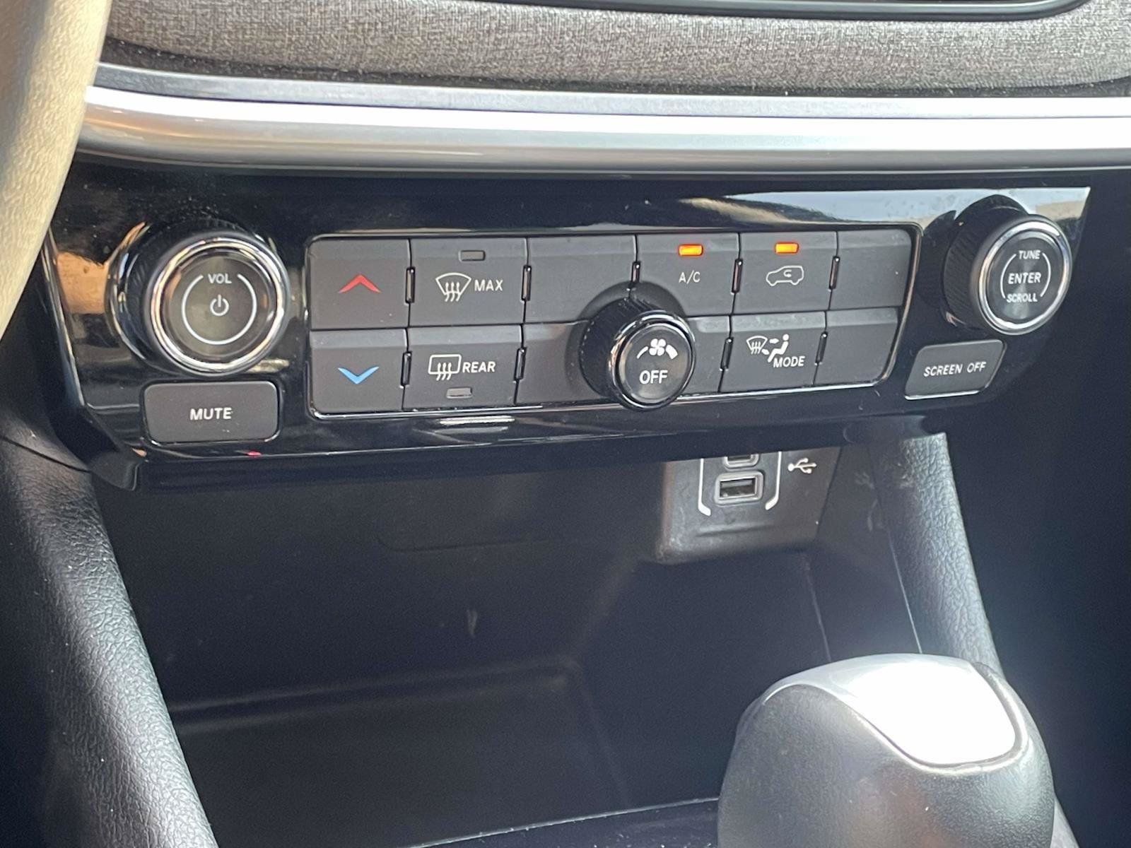 Used 2024 Jeep Compass Latitude AWD/4WD image 4