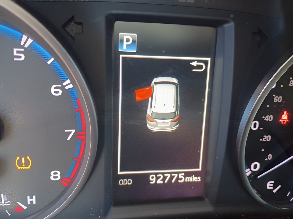 Used 2018 Toyota RAV4 LE FWD image 6